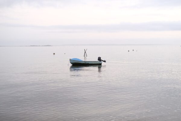 Un petit bateau, un soir paisible sur le bassin