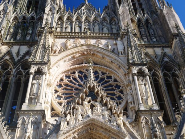 Un plan serré sur la façade de la cathédrale