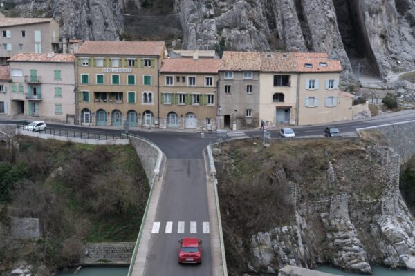 Un pont, la rivière et Sisteron