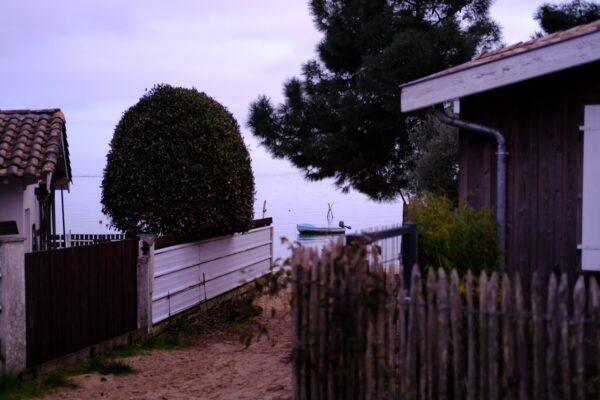 Un tout petit passage ensablé permet de rejoindre la plage