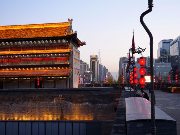 Une vue sur une ville historique et moderne depuis les remparts de Xian