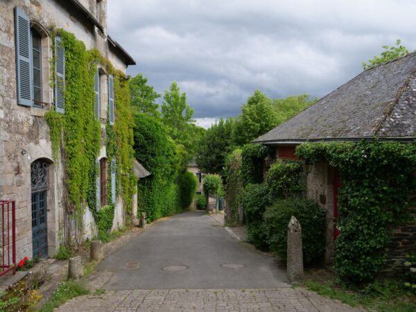 Dans les rues de Rochefort-en-terre