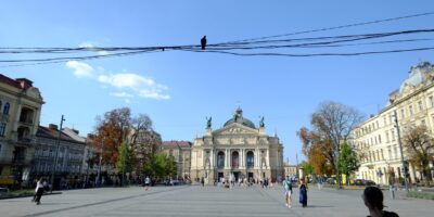 La perspective de la Liberté et l'opéra de Lviv