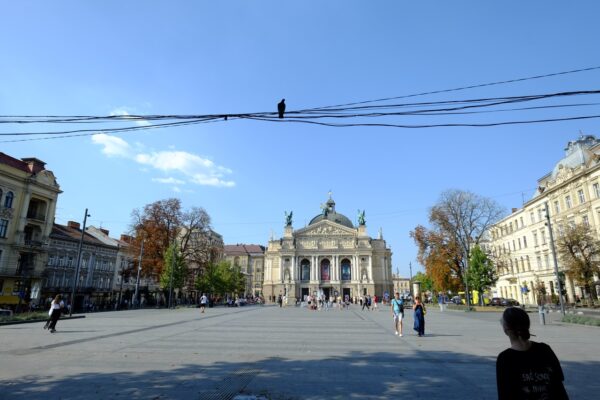 La perspective de la Liberté et l'opéra de Lviv