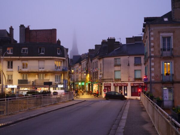 Le centre ville de Redon depuis un pont © escale de nuit