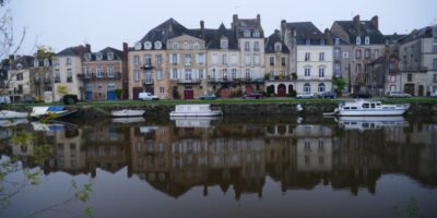 Les réflexions des façades des maisons de Redon dans les eaux sombres de la Vilaine