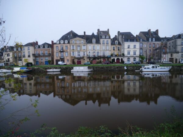 Les réflexions des façades des maisons de Redon dans les eaux sombres de la Vilaine