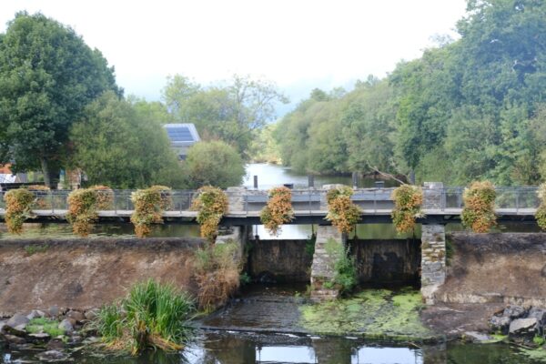 Un joli pont fleuri qui enjambe l'Aff à la Gacilly