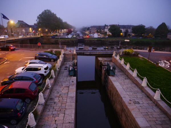 Une vue du canal de Nantes à Brest en automne