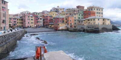 Une vue de la plage et du petit village de Boccadasse