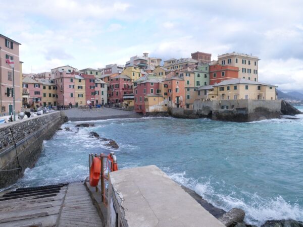 Une vue de la plage et du petit village de Boccadasse