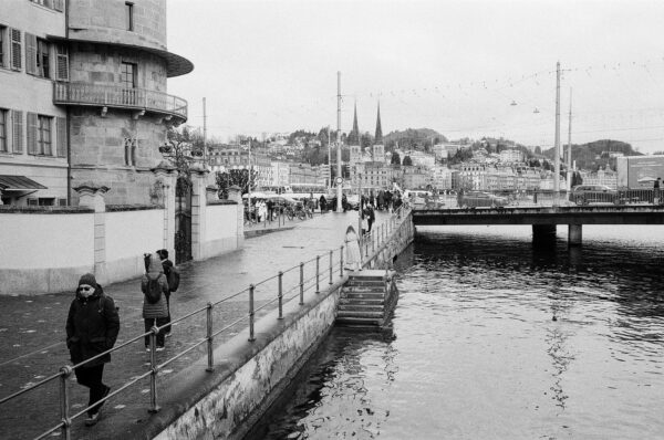 Lucerne une belle ville suisse photographiée en noir et blanc et en hiver