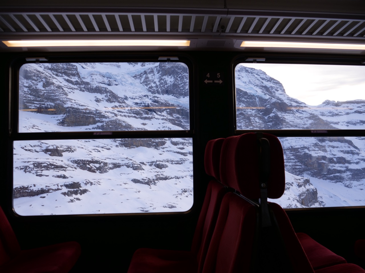 Une balade en train dans les Alpes Bernoises Une balade en train dans les Alpes Bernoises