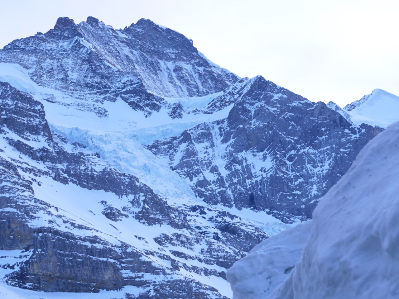 Une vue du glacier de l'Eiger en plein hiver Une vue du glacier de l'Eiger en plein hiver