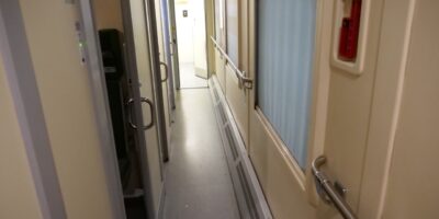 Dans le couloir d'un train de nuit entre la Géorgie et l'Arménie