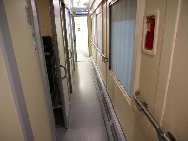 Dans le couloir d'un train de nuit entre la Géorgie et l'Arménie