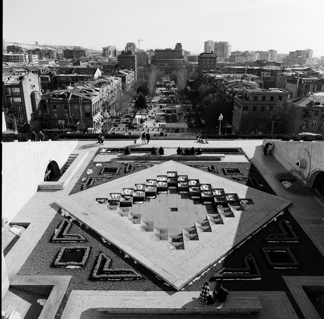 La vue depuis la grande fontaine Cascade et Erevan en noir et blanc La vue depuis la grande fontaine Cascade et Erevan en noir et blanc