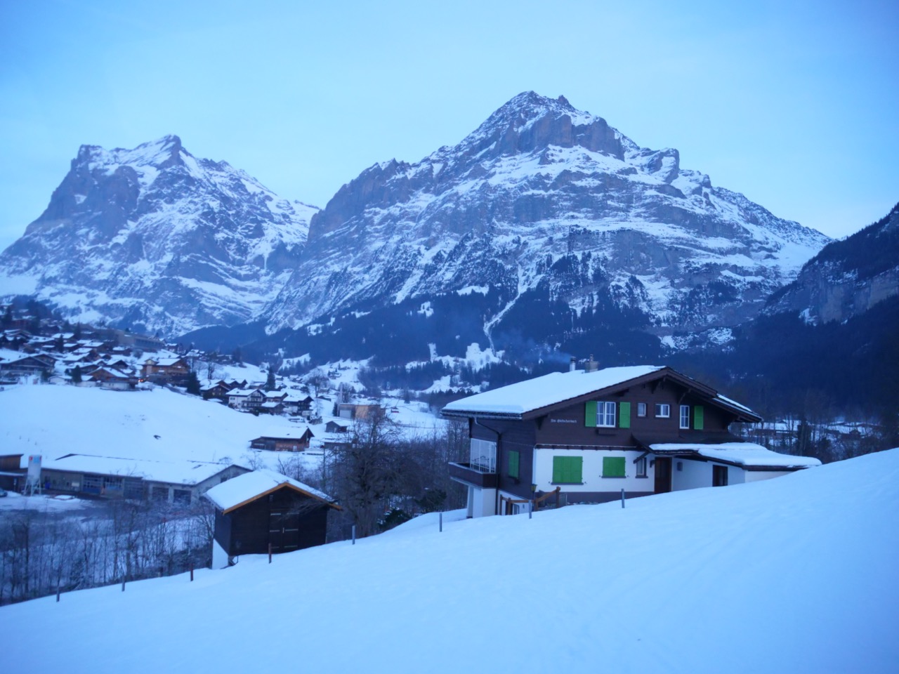 Les chalets suisses perdues dans les bernoises