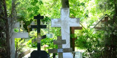 Les petites croix orthodoxes du cimetière russe de Sainte-Geneviève-des-Bois
