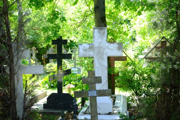 Les petites croix orthodoxes du cimetière russe de Sainte-Geneviève-des-Bois