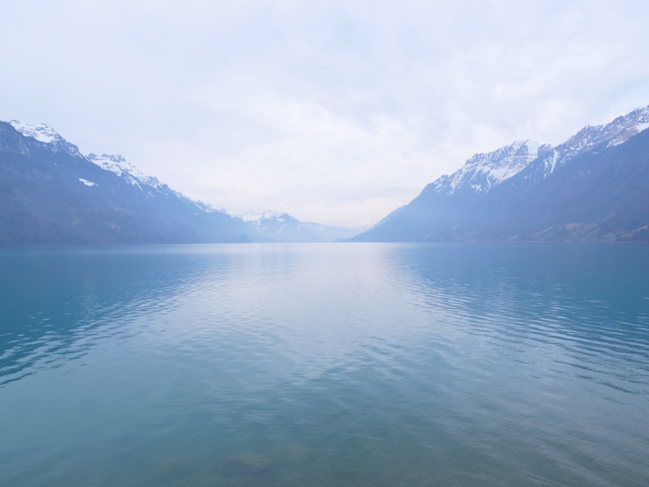 Une vue idyllique et hivernale, les eaux bleues et limpides du lac de Brienz Une vue idyllique et hivernale, les eaux bleues et limpides du lac de Brienz